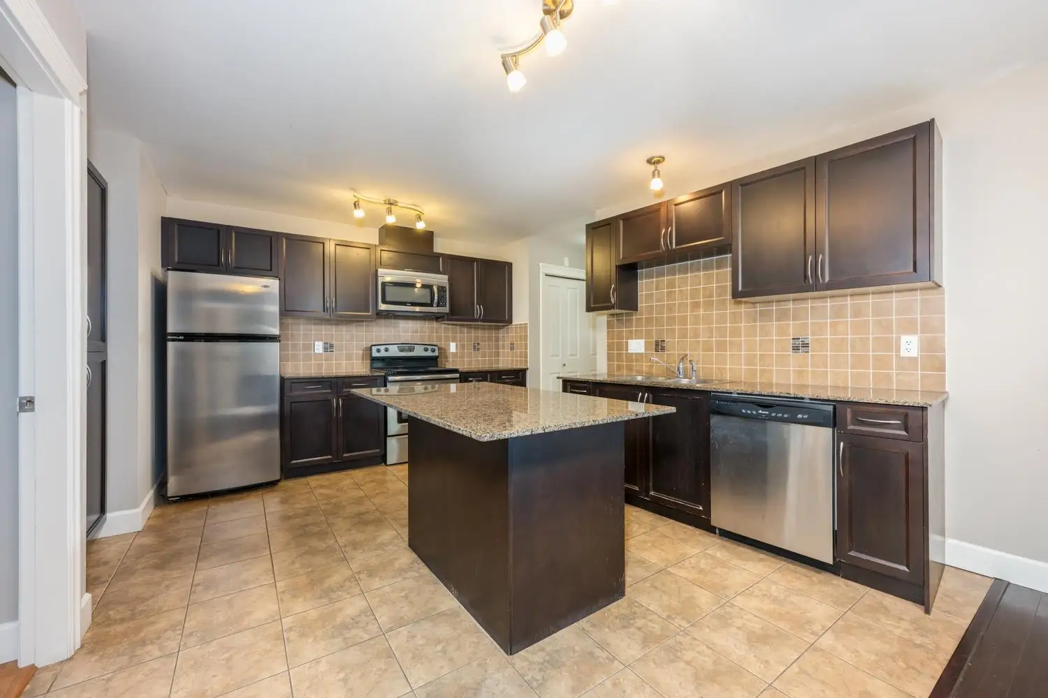 311 12088 75A AVENUE, Surrey BC V3W 1Y4