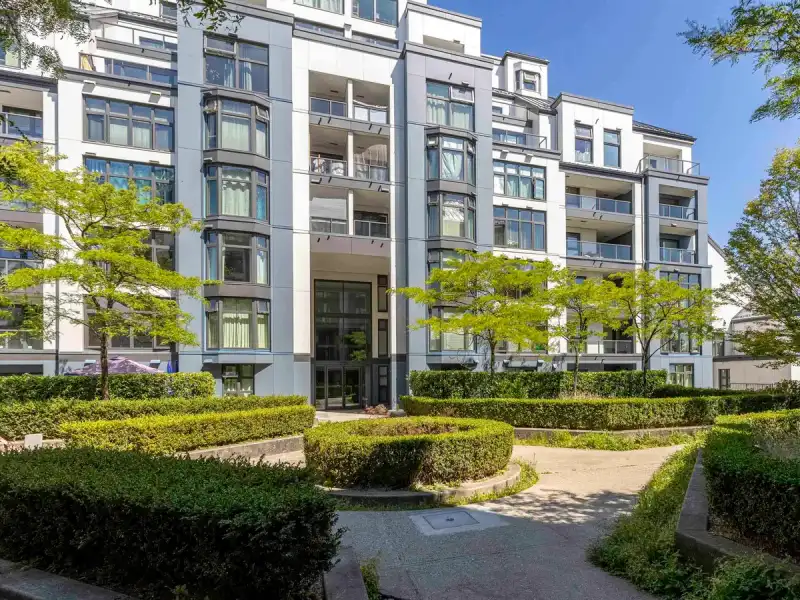 102 2528 E BROADWAY, Vancouver