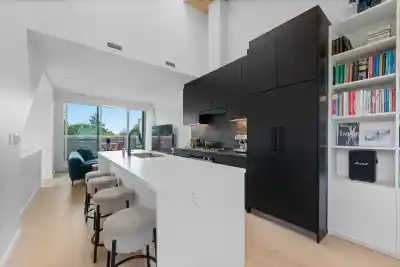 201 650 E 2ND STREET, North Vancouver BC V7M 1E3