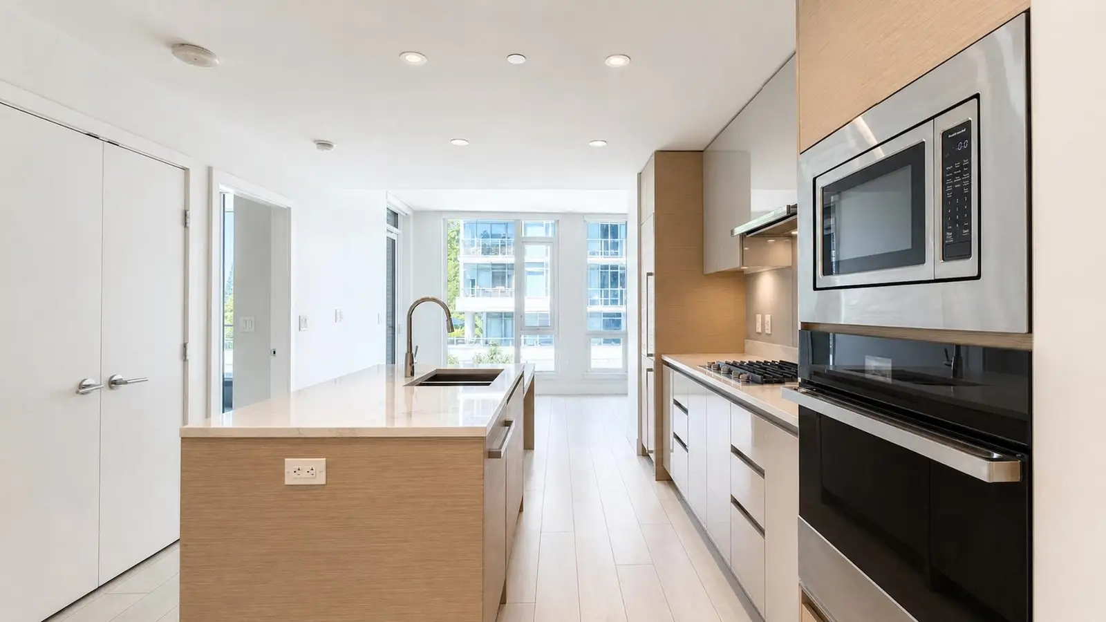 405 3538 SAWMILL CRESCENT, Vancouver BC V5S 0J8