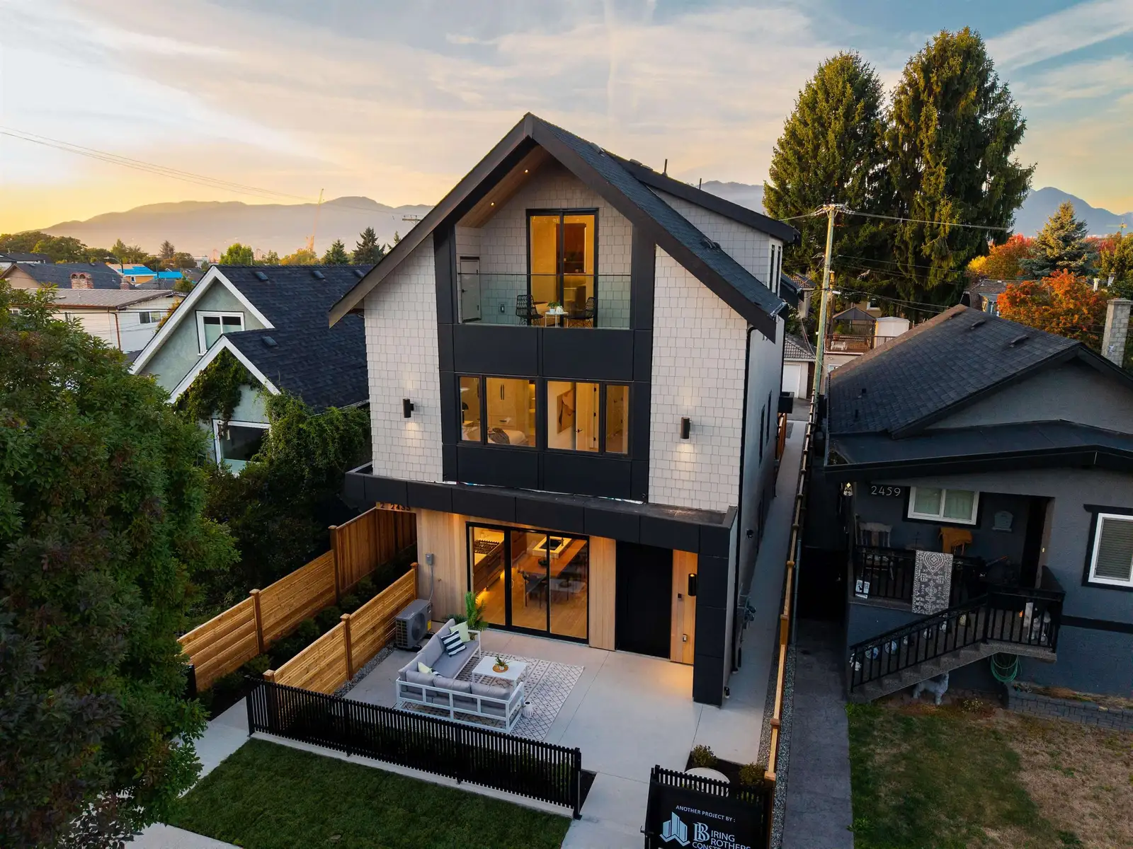 1 2435 NAPIER STREET, Vancouver BC V5K 2W2