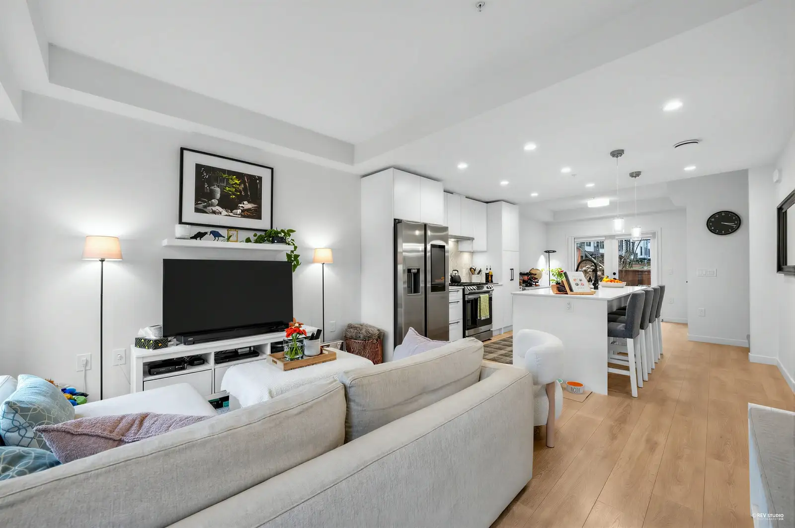 162 565 E 2ND STREET, North Vancouver BC V7L 1E1