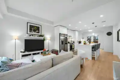 162 565 E 2ND STREET, North Vancouver BC V7L 1E1