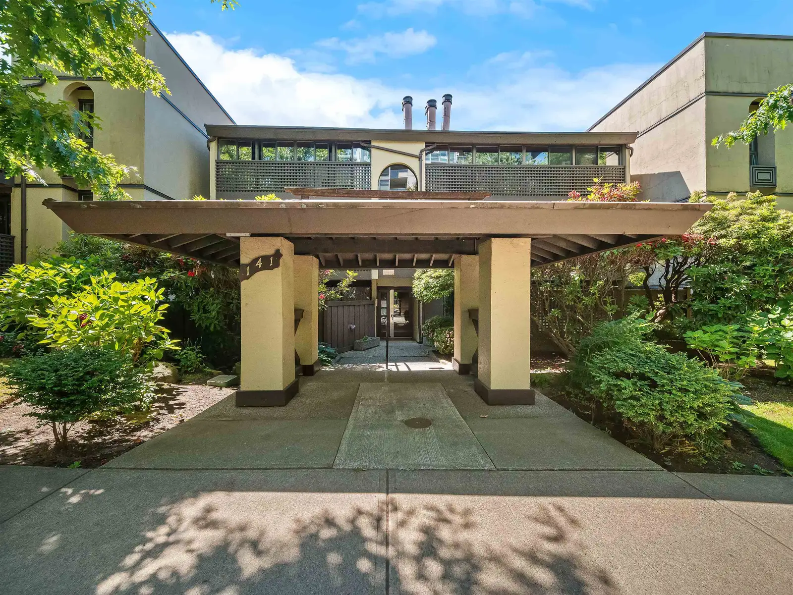 210 141 W 13TH STREET, North Vancouver BC V7M 1N5