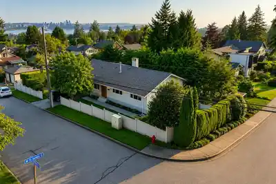 3277 CHESTERFIELD AVENUE, North Vancouver BC V7N 3M8