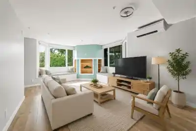 122 LAKEWOOD DRIVE, Vancouver BC V5L 4L3
