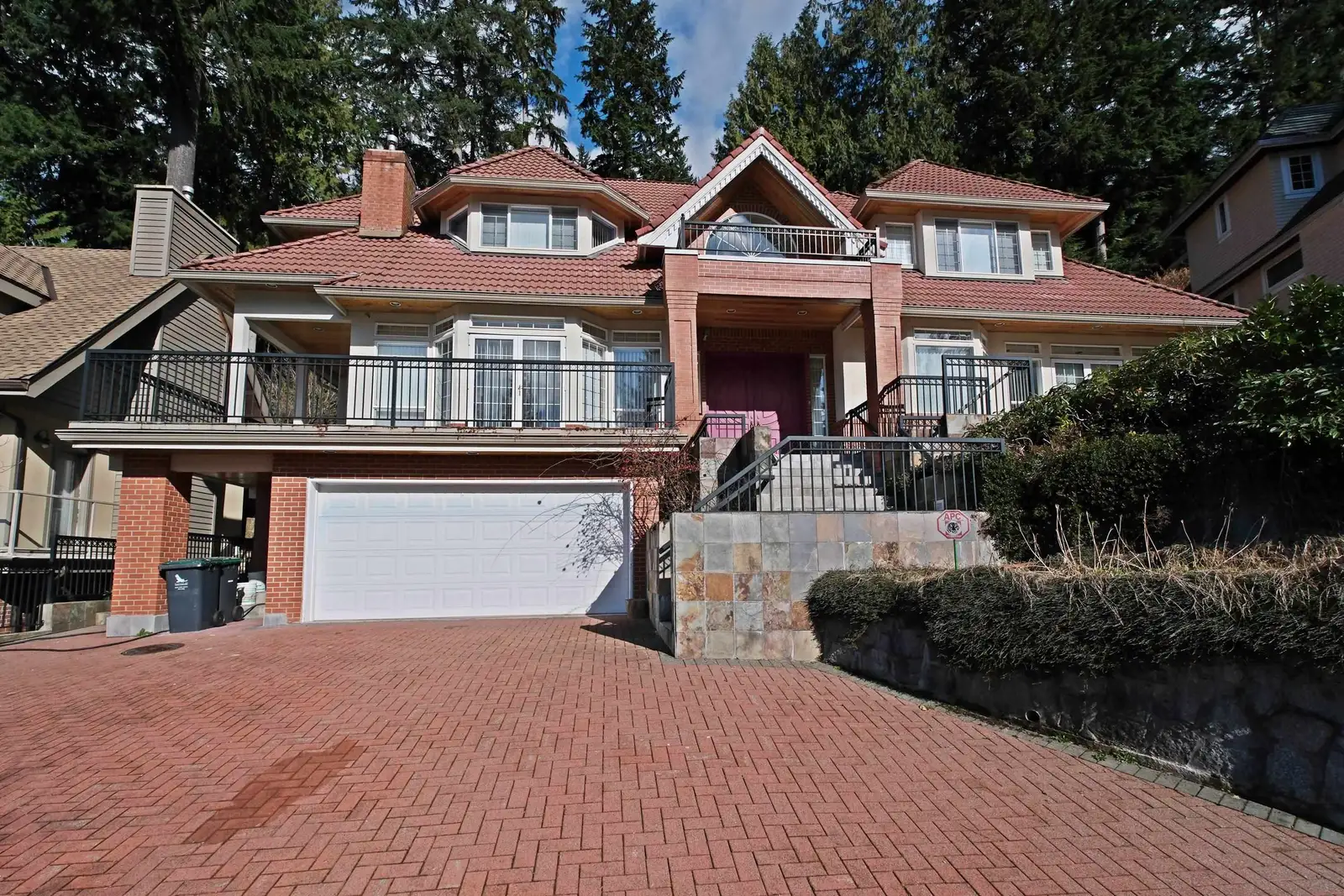 4989 CHALET PLACE, North Vancouver BC V7R 4X4