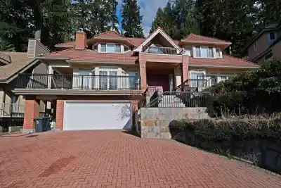 4989 CHALET PLACE, North Vancouver BC V7R 4X4