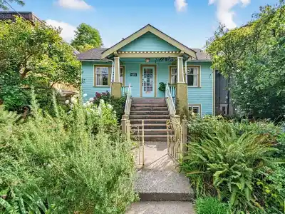 2076 TURNER STREET, Vancouver BC V5L 2A3