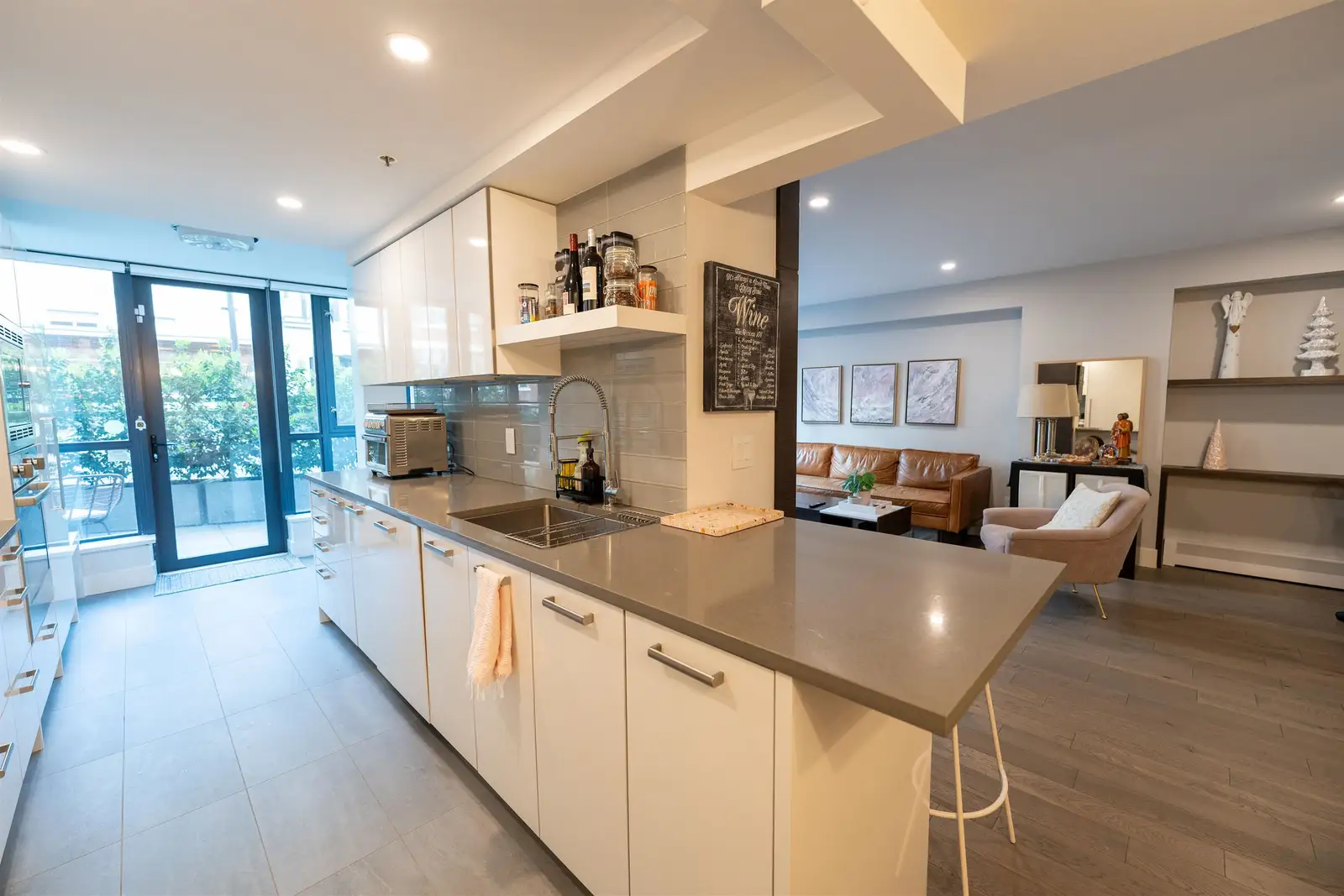 201 289 DRAKE STREET, Vancouver BC V6B 5Z5