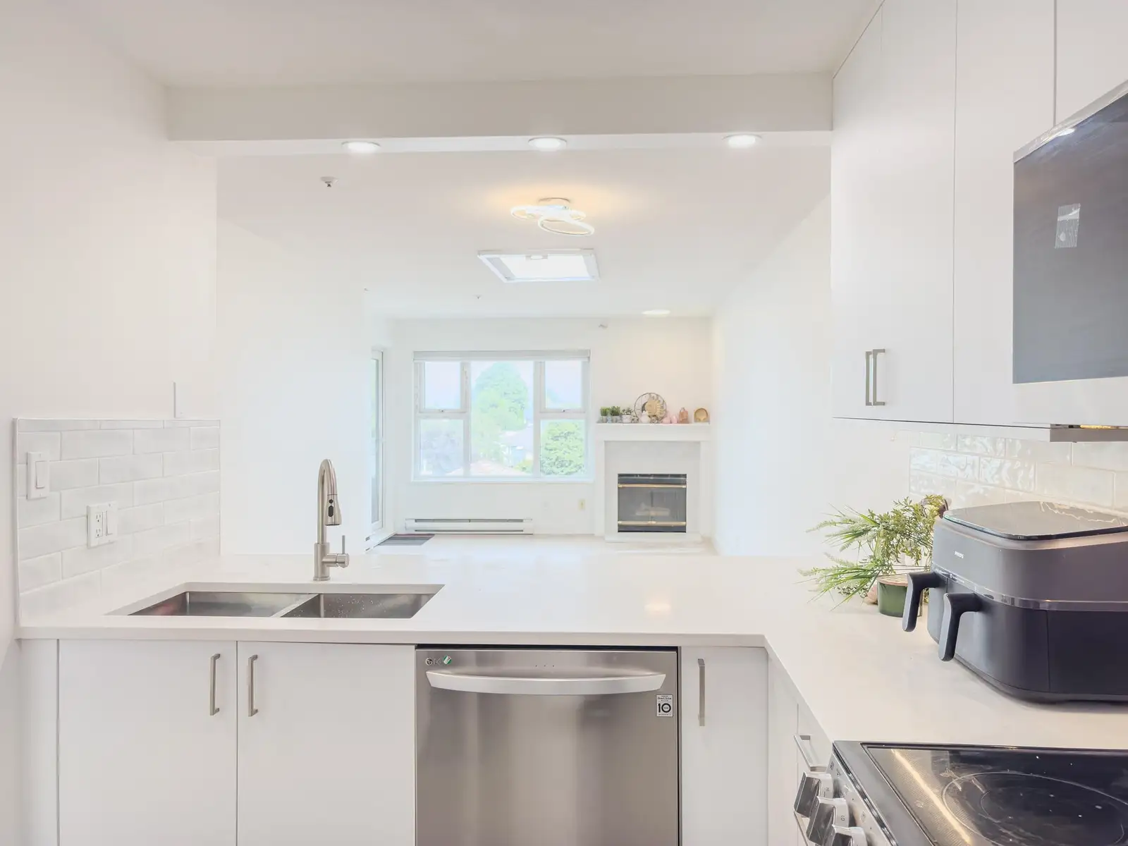 311 4893 CLARENDON STREET, Vancouver BC V5R 3J3