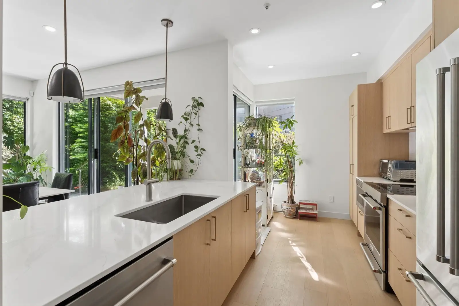 101 2242 MARINE DRIVE, West Vancouver BC V7V 1K4