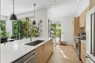 101 2242 MARINE DRIVE, West Vancouver BC V7V 1K4