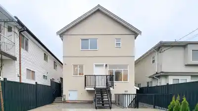 3433 E 23RD AVENUE, Vancouver BC V5R 1C1