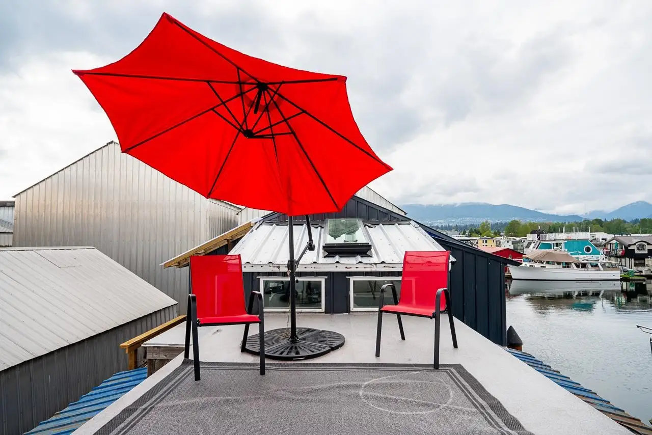 A24 415 ESPLANADE, North Vancouver BC V7M 1A6