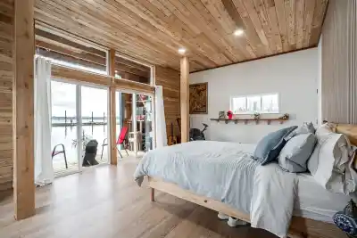 A24 415 ESPLANADE, North Vancouver BC V7M 1A6