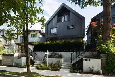 2 258 E 19 AVENUE, Vancouver BC V5V 1J2