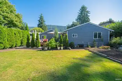 1043 BELVEDERE DRIVE, North Vancouver BC V7R 2C6