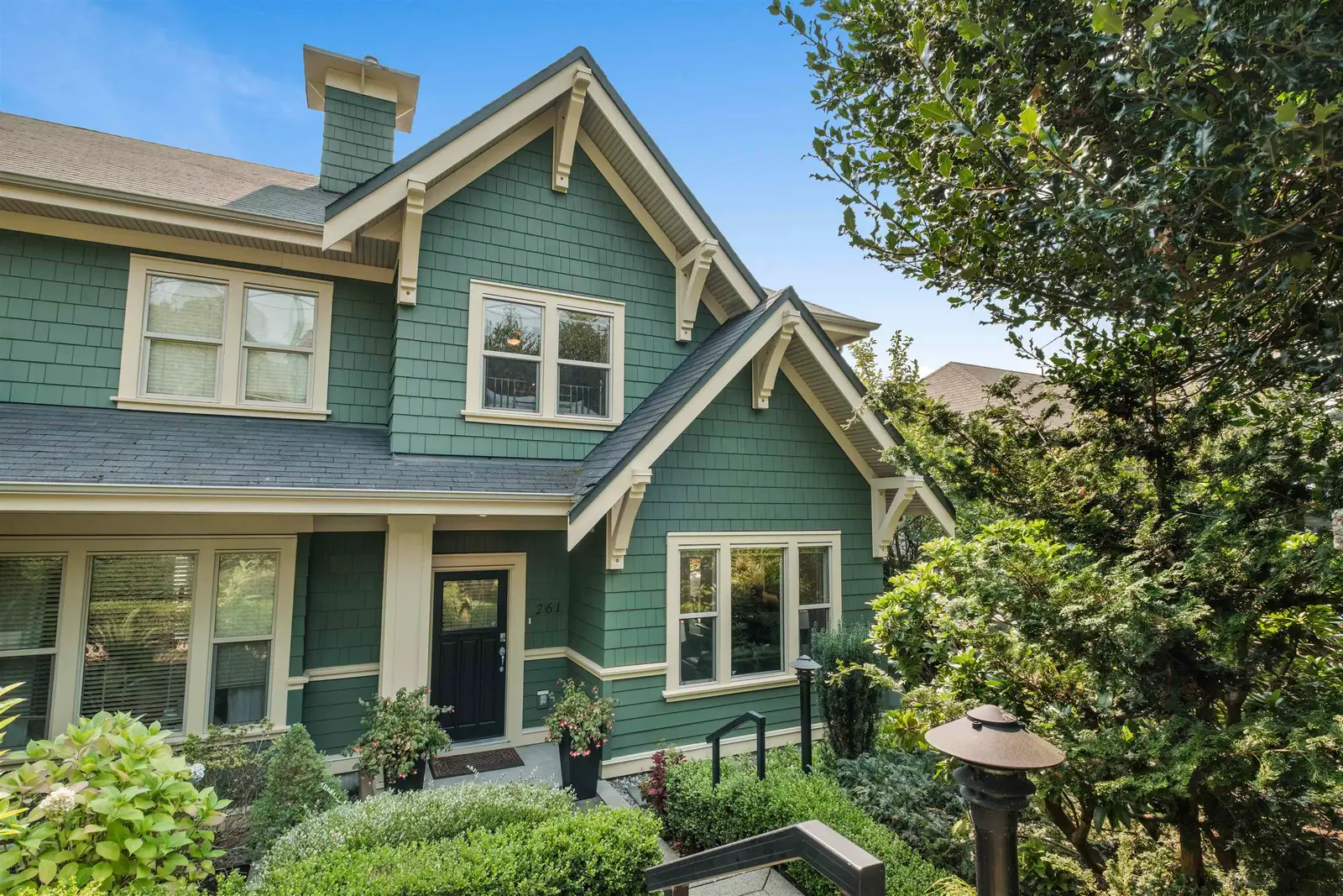 261 E QUEENS ROAD, North Vancouver BC V7N 4N7