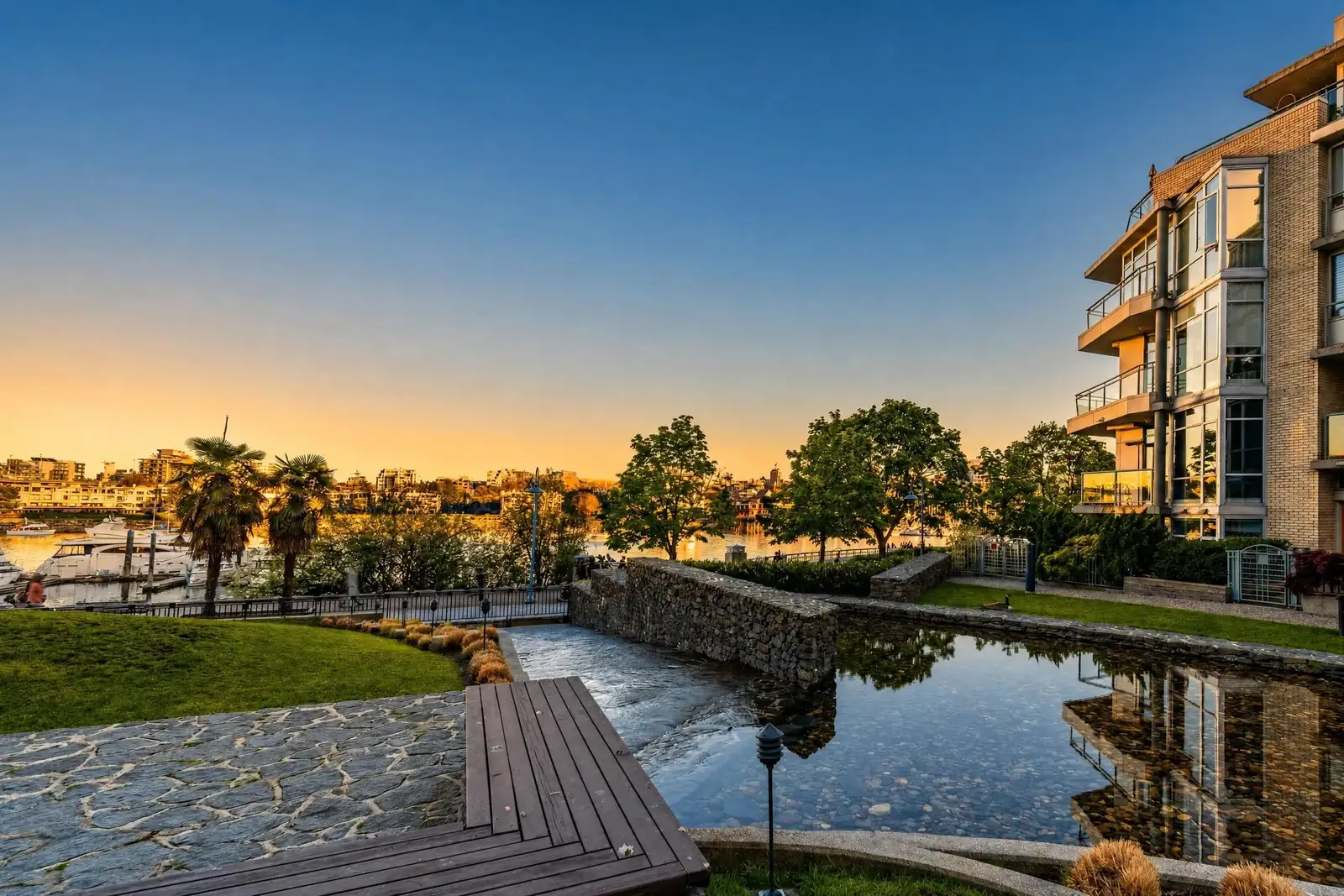 302 1228 MARINASIDE CRESCENT, Vancouver BC V6Z 2W4