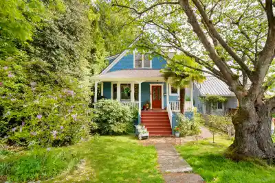 1560 MACGOWAN AVENUE, North Vancouver BC V7P 2X2