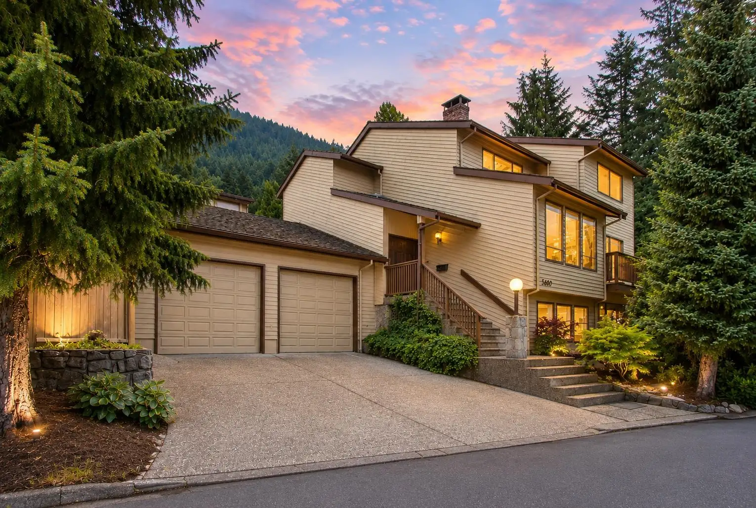 5600 GROUSEWOODS PLACE, North Vancouver BC V7R 4T4