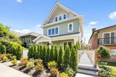 2 2528 TURNER STREET, Vancouver BC V5K 2E8