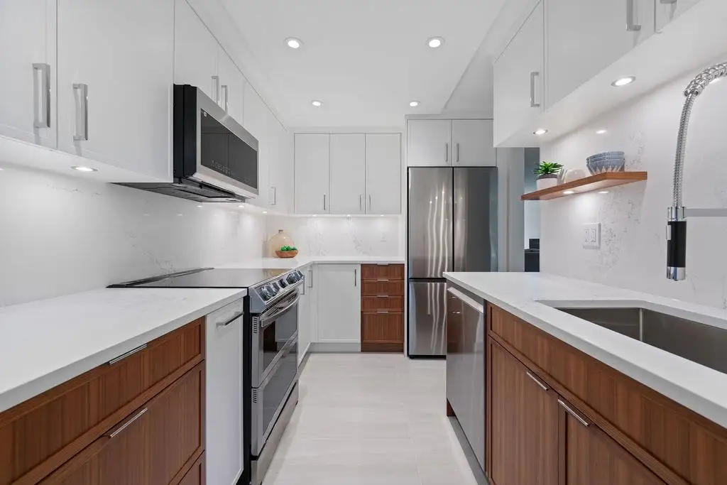 305 4101 YEW STREET, Vancouver BC V6L 3B7