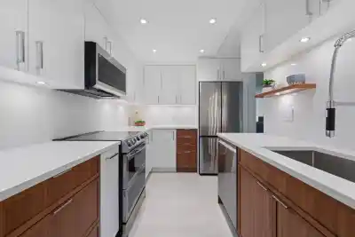 305 4101 YEW STREET, Vancouver BC V6L 3B7