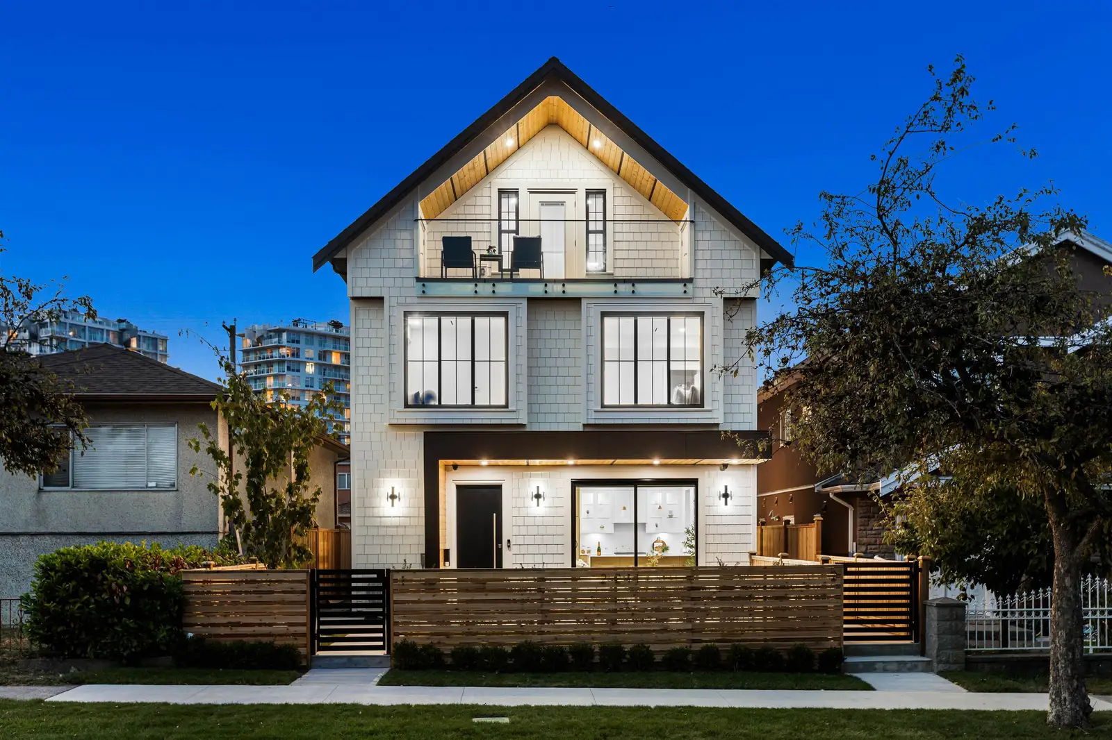 1 2211 MANNERING AVENUE, Vancouver BC V5N 3C5