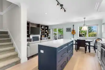 1121 ST. ANDREWS AVENUE, North Vancouver BC V7L 0A6