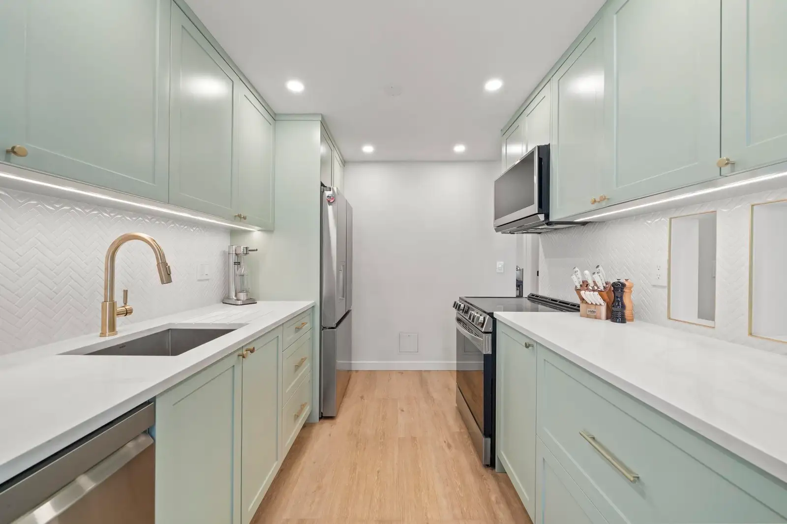 206 327 W 2ND STREET, North Vancouver BC V7M 1E2