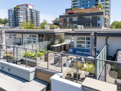 215 2060 CURLING ROAD, North Vancouver BC V7P 0E1