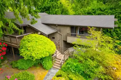 5335 MARINE DRIVE, West Vancouver BC V7W 2P9