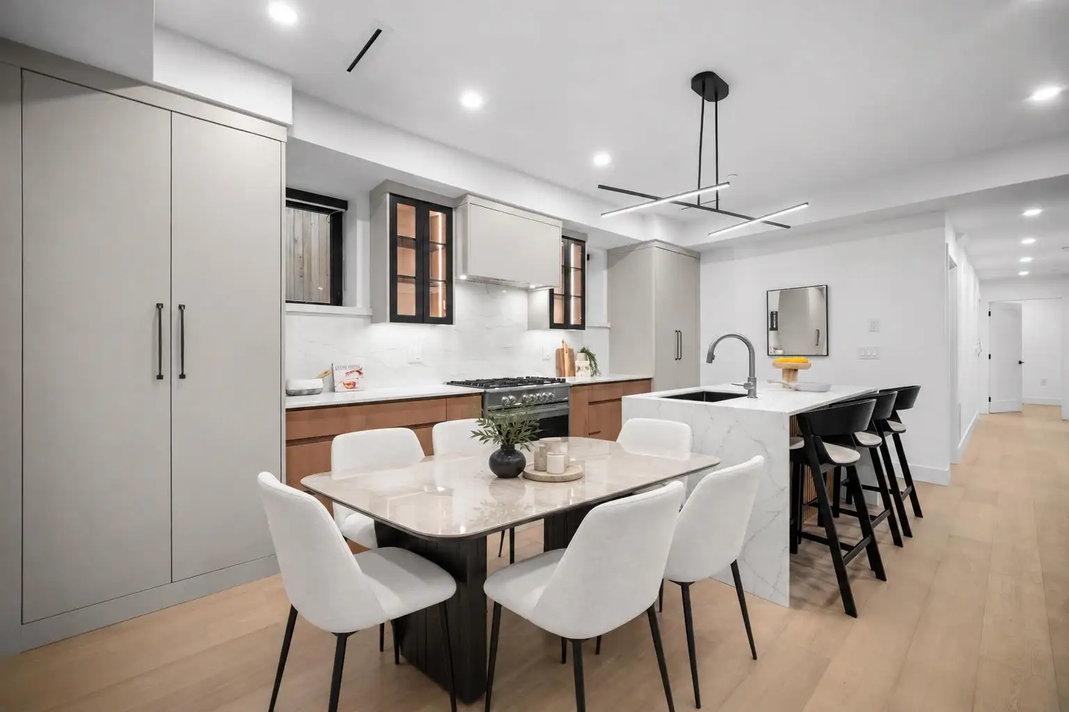 3 6879 QUEBEC STREET, Vancouver BC V5X 3G3