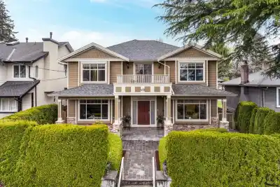 418 E 13TH STREET, North Vancouver BC V7L 2M1