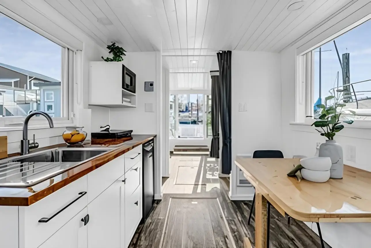 A07 415 W ESPLANADE, North Vancouver BC V7L 0B5