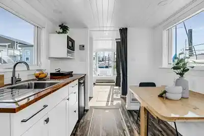 A07 415 W ESPLANADE, North Vancouver BC V7L 0B5