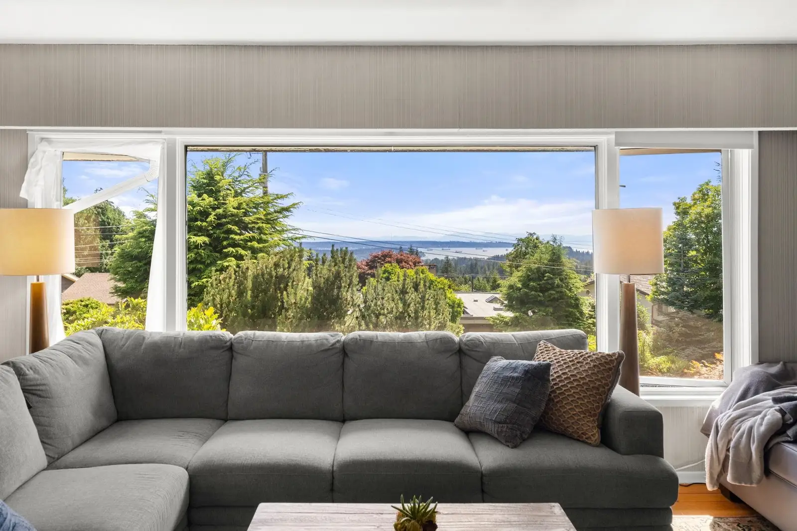 674 BLUERIDGE AVENUE, North Vancouver BC V7R 2J3