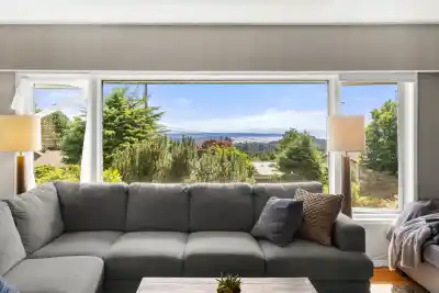 674 BLUERIDGE AVENUE, North Vancouver BC V7R 2J3
