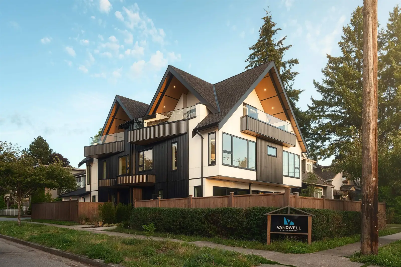 1 812 E 26TH AVENUE, Vancouver BC V5V 2J2