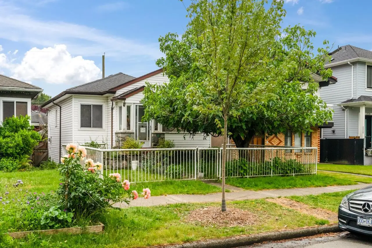 2566 VENABLES STREET, Vancouver BC V5K 2R1