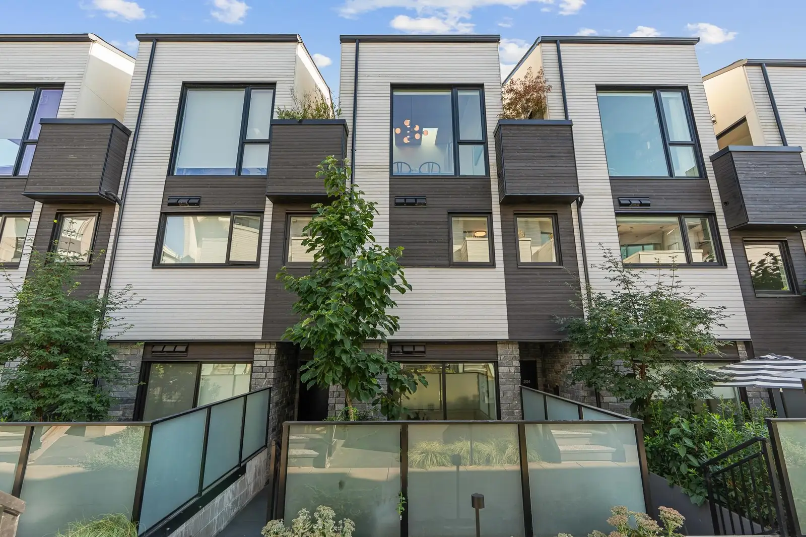 203 650 E 2ND STREET, North Vancouver BC V7L 1E3