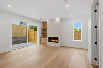2 2438 E 20TH AVENUE, Vancouver BC V5M 2T6