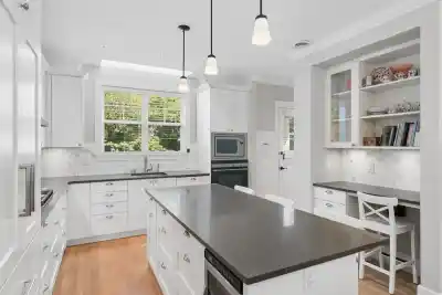 2071 ESQUIMALT AVENUE, West Vancouver BC V7V 1S3
