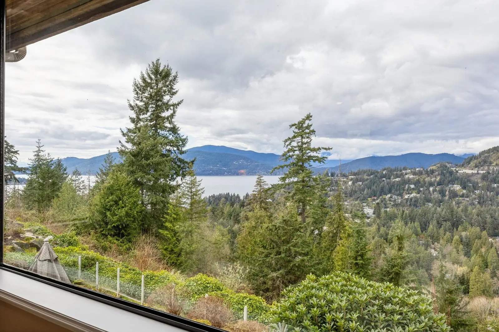 5180 MEADFEILD ROAD, West Vancouver BC V7W 3B8