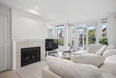 203 2190 W 5TH AVENUE, Vancouver BC V6K 1S2