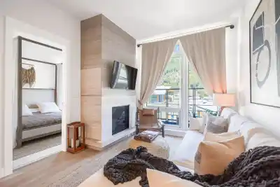 408 6687 NELSON AVENUE, West Vancouver BC V7W 2B2