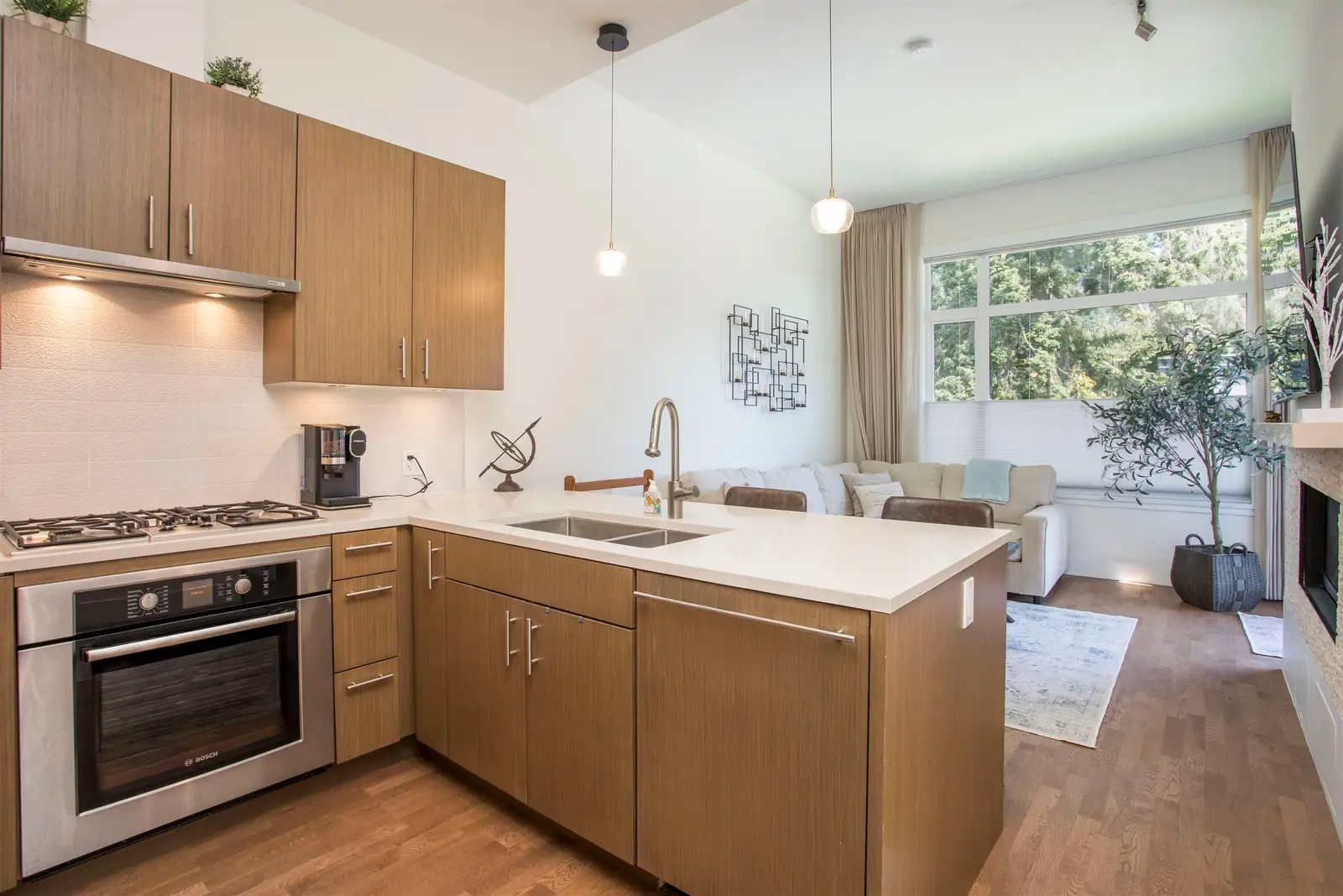 300 2432 HAYWOOD AVENUE, West Vancouver BC V7V 1Y1