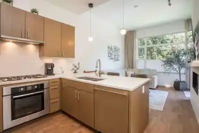 300 2432 HAYWOOD AVENUE, West Vancouver BC V7V 1Y1